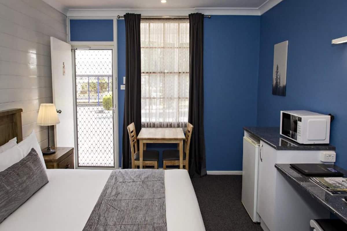1 bedroom, minibar, desk, blackout drapes