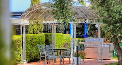 Colonial Motel and Serviced Apartments