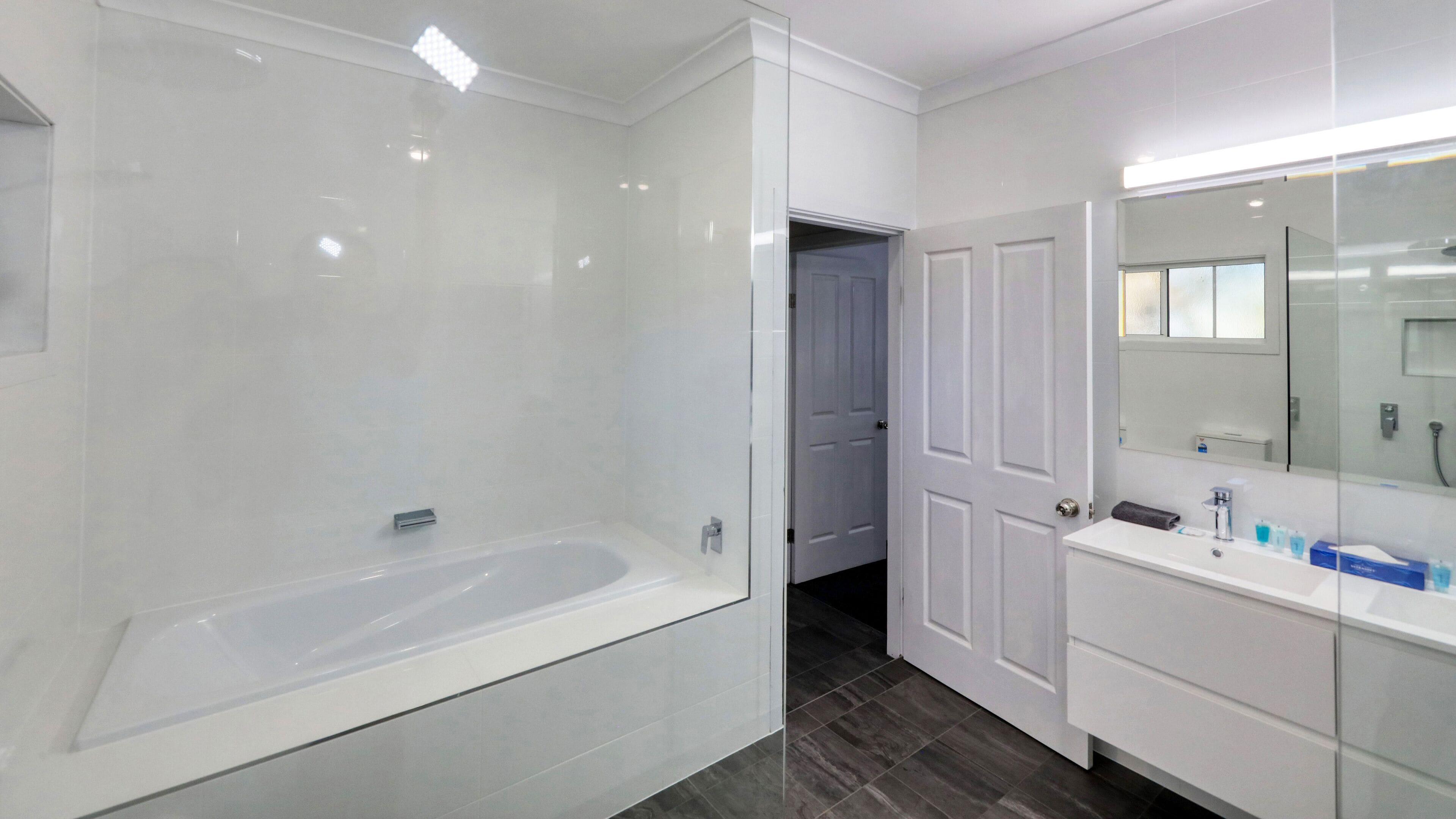 Deluxe Apartment, 1 Bedroom | Bathroom | Free toiletries, hair dryer, towels, soap