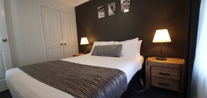 1 dormitori, minibar, escriptori i cortines opaques