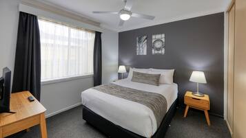 Apartamento familiar, 2 habitaciones | 1 dormitorio, minibar, escritorio y cortinas opacas