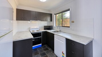 Apartamento família, 2 quartos, sacada | Cozinha privada | Geladeira, micro-ondas, cafeteira/chaleira, chaleira elétrica