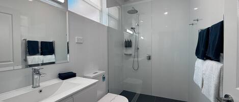 Amenidades de baño gratuitas, secadora de cabello, toallas, jabón