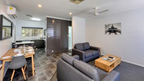 家庭公寓 | 起居区 | 47-英寸智能电视 （配备有线频道）、电视