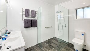 Deluxe Apartment, 1 Bedroom | Bathroom