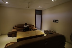 Suite Deluxe, balcón | Área de sala de estar | Televisión de pantalla plana