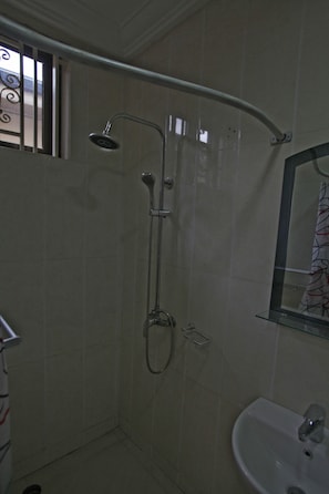 Regadera, amenidades de baño gratuitas, pantuflas, toallas