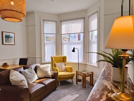 Apartamento, 1 habitación, planta baja (Extra Large Double Bed) | Zona de estar | Smart TV de 32 pulgadas con canales digitales, una televisión