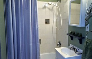 Family Cabin, 3 Bedrooms, Mountain View, Mountainside | Bathroom | Combined shower/bathtub, free toiletries, hair dryer, towels