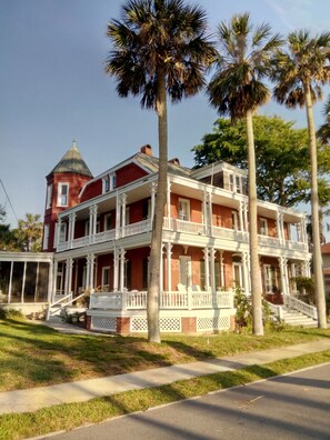 Vista frontal de la propiedad