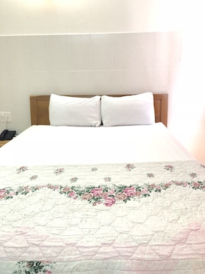 Desk, free WiFi, bed sheets - Saigon River Hotel (Ho Chi Minh City)