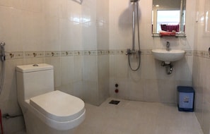 Shower, free toiletries, hair dryer, slippers - Saigon River Hotel (Ho Chi Minh City)