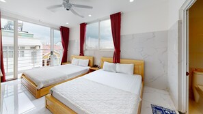 Desk, free WiFi, bed sheets - Saigon River Hotel (Ho Chi Minh City)