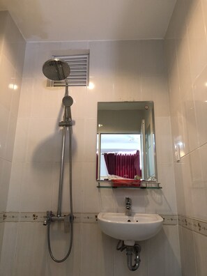 Shower, free toiletries, hair dryer, slippers - Saigon River Hotel (Ho Chi Minh City)
