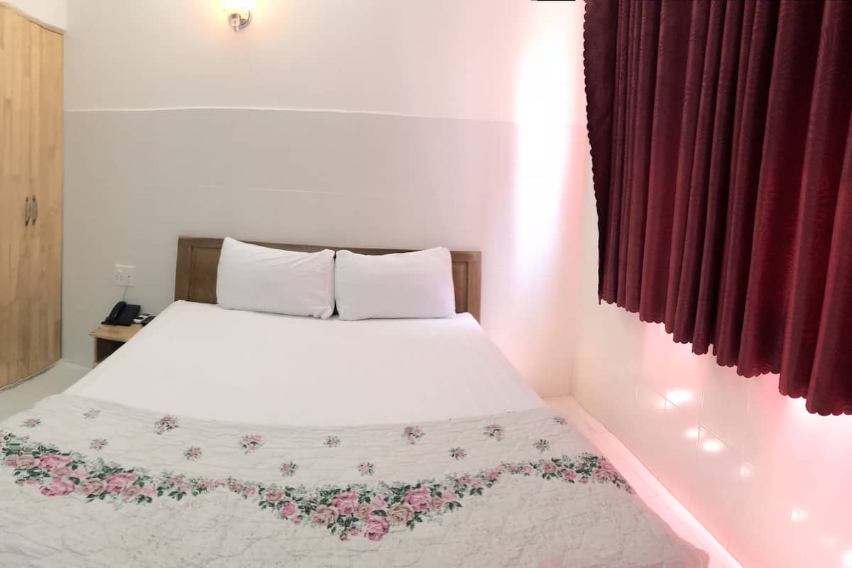 Escritorio, wifi gratis y ropa de cama