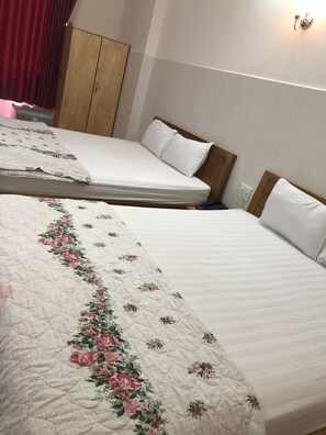 Family Room | Desk, free WiFi, bed sheets - Saigon River Hotel (Ho Chi Minh City)
