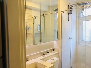 Estudi en suite Deluxe, 1 dormitori | Bany | Dutxa, capçal de dutxa tipus cascada i articles de tocador gratuïts