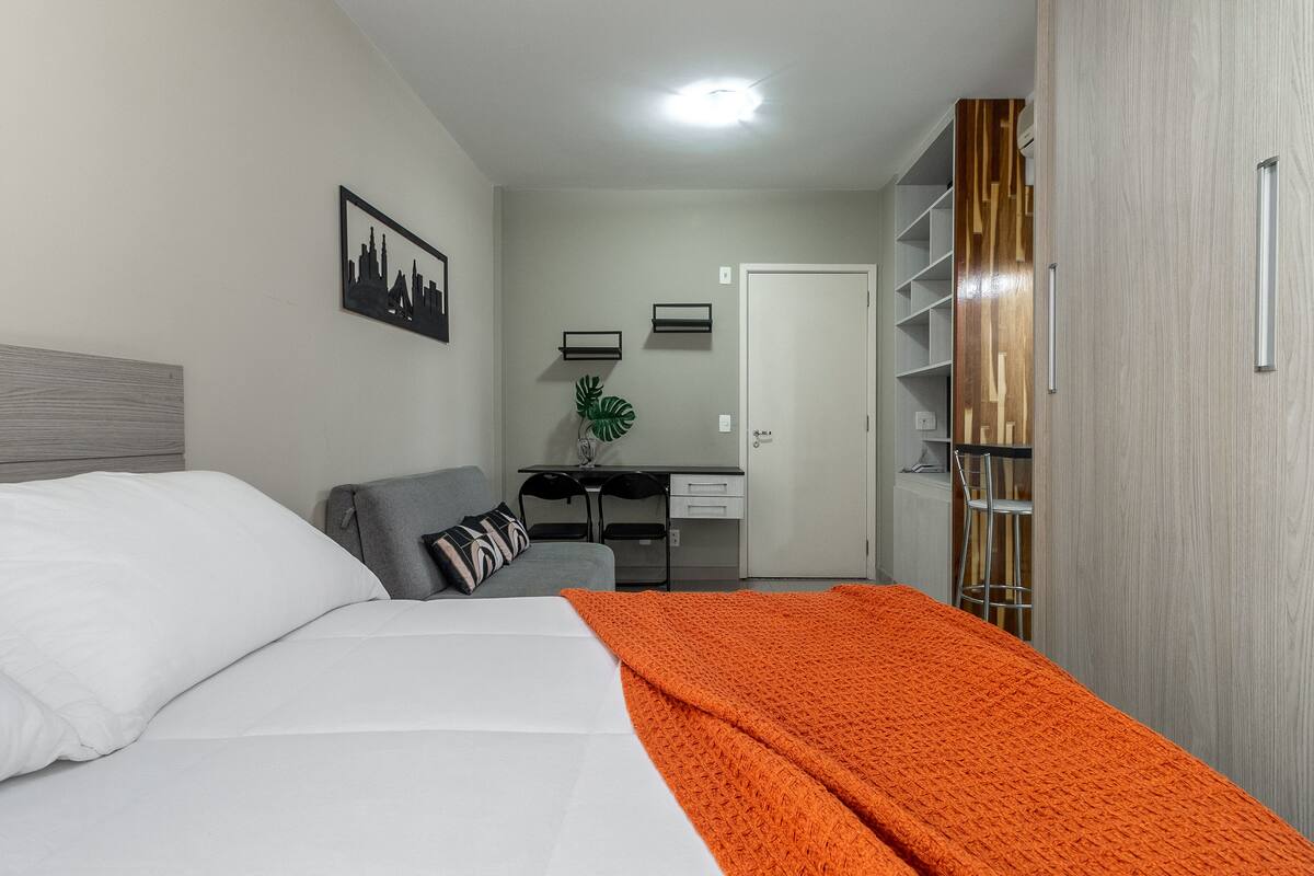 Une chambre à coucher avec un lit, un bureau et une armoire.