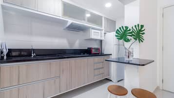 Apartamento familiar | Cocina privada | Frigorífico, microondas, placa de cocina y cafetera o tetera
