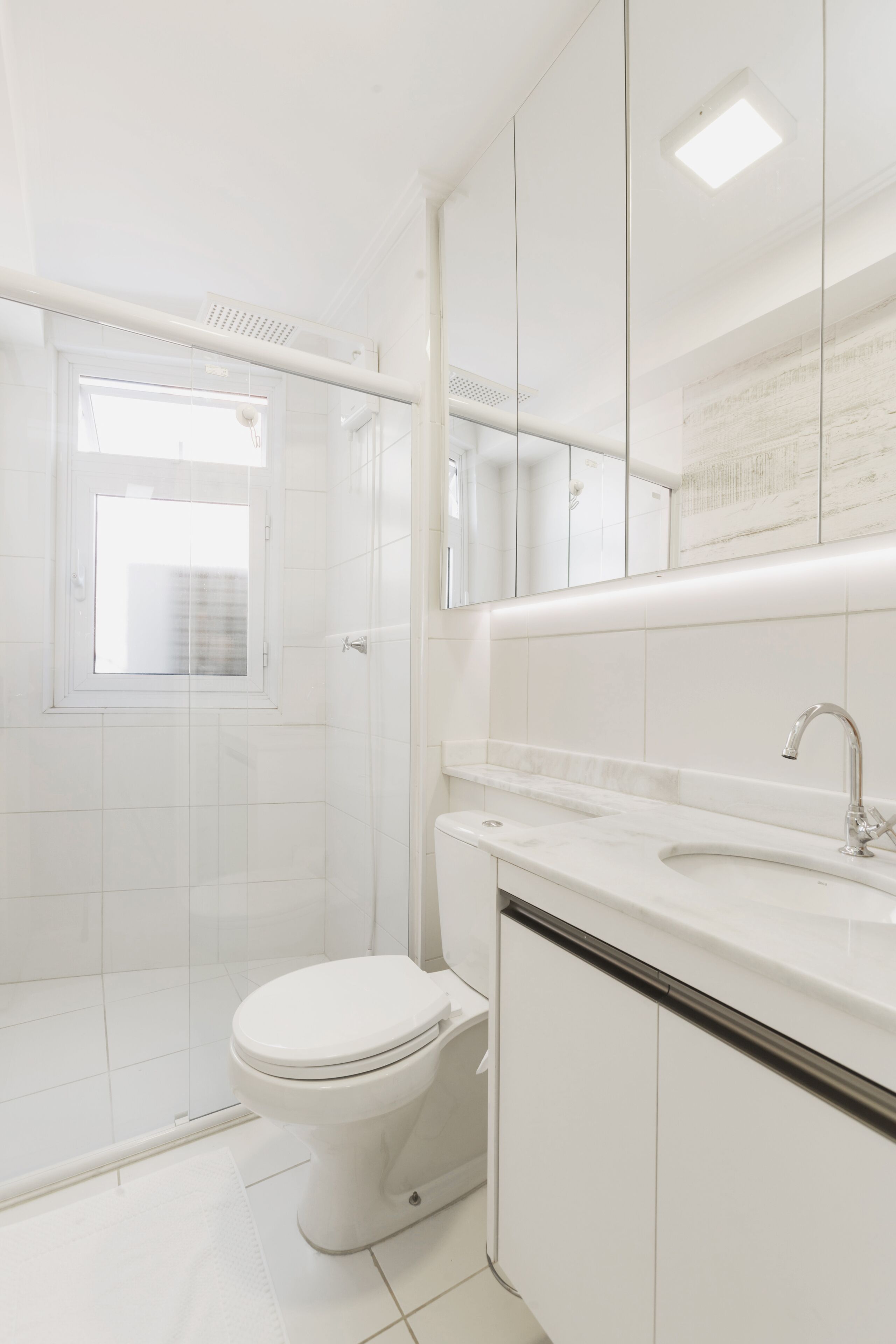 Un bagno moderno con WC, lavabo e zona doccia.