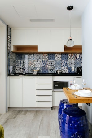 Monolocale comfort | Cucina privata | Frigorifero, microonde, piano cottura, macchina per tè/caffè