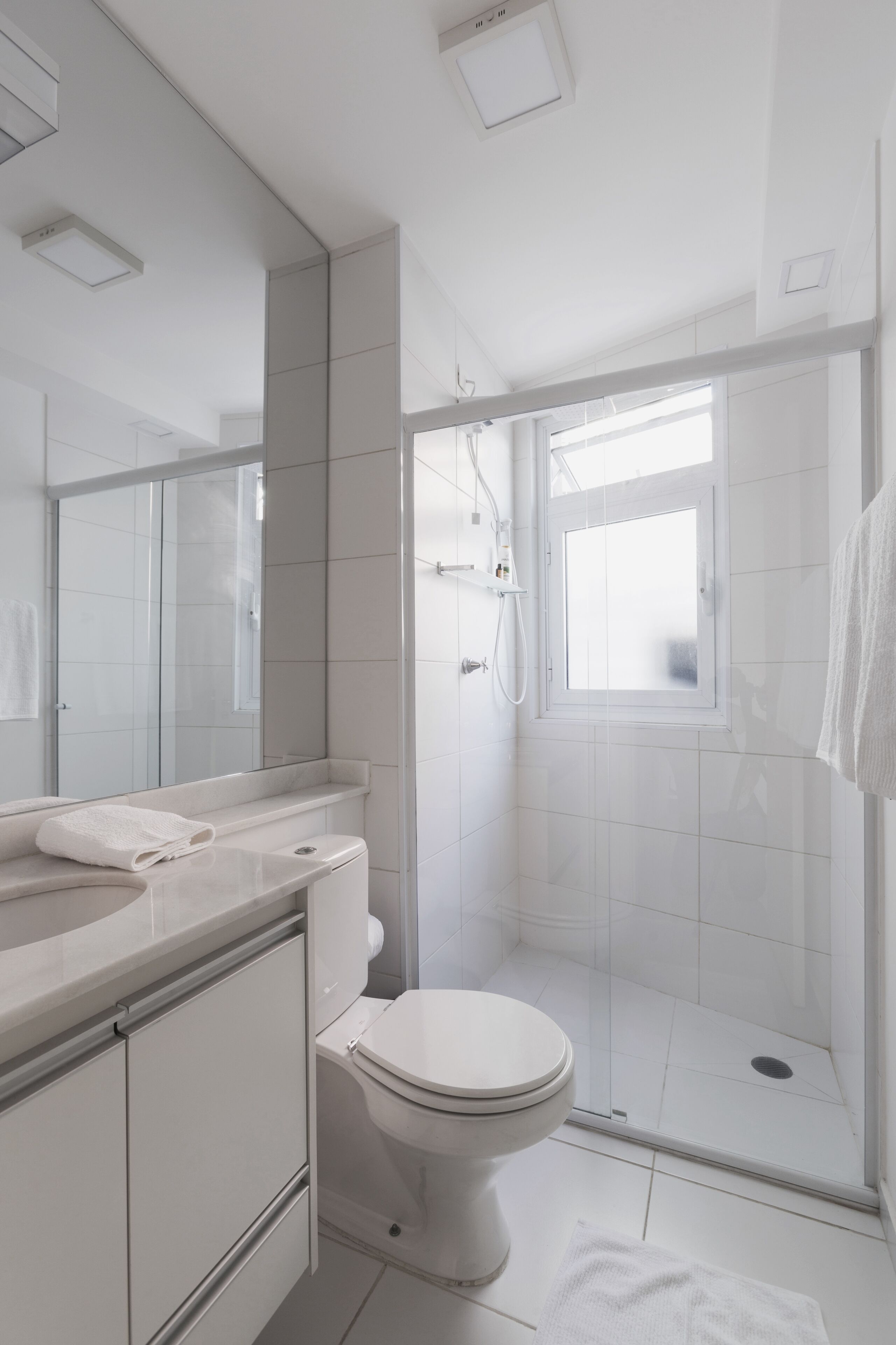 Shower, rainfall showerhead, free toiletries, hair dryer