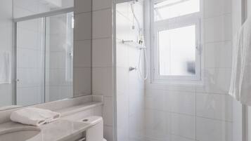 Shower, rainfall showerhead, free toiletries, hair dryer