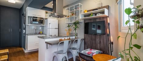 Refrigerador, microondas, placa de cocina, cafetera/tetera