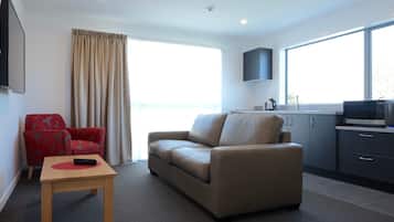 Seprai premium, meja kerja, ruang kerja ramah laptop, dan kedap suara