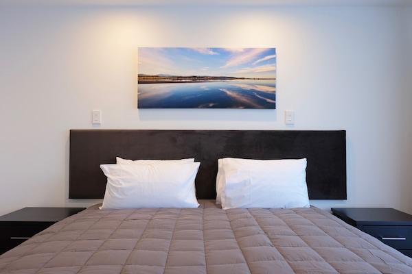 Deluxe Triple Room, 1 Bedroom | Peralatan tempat tidur premium, meja, ruang kerja komputer riba