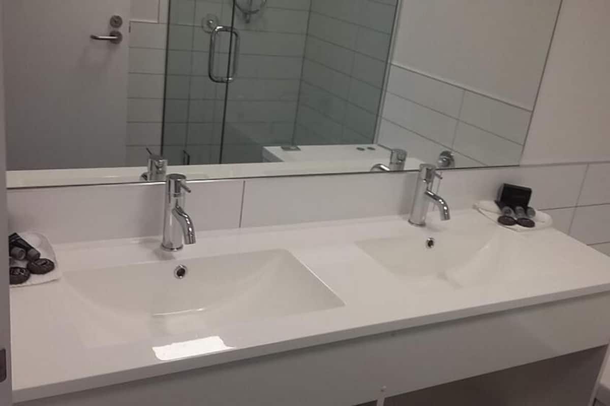 shower, free toiletries, hair dryer, towels