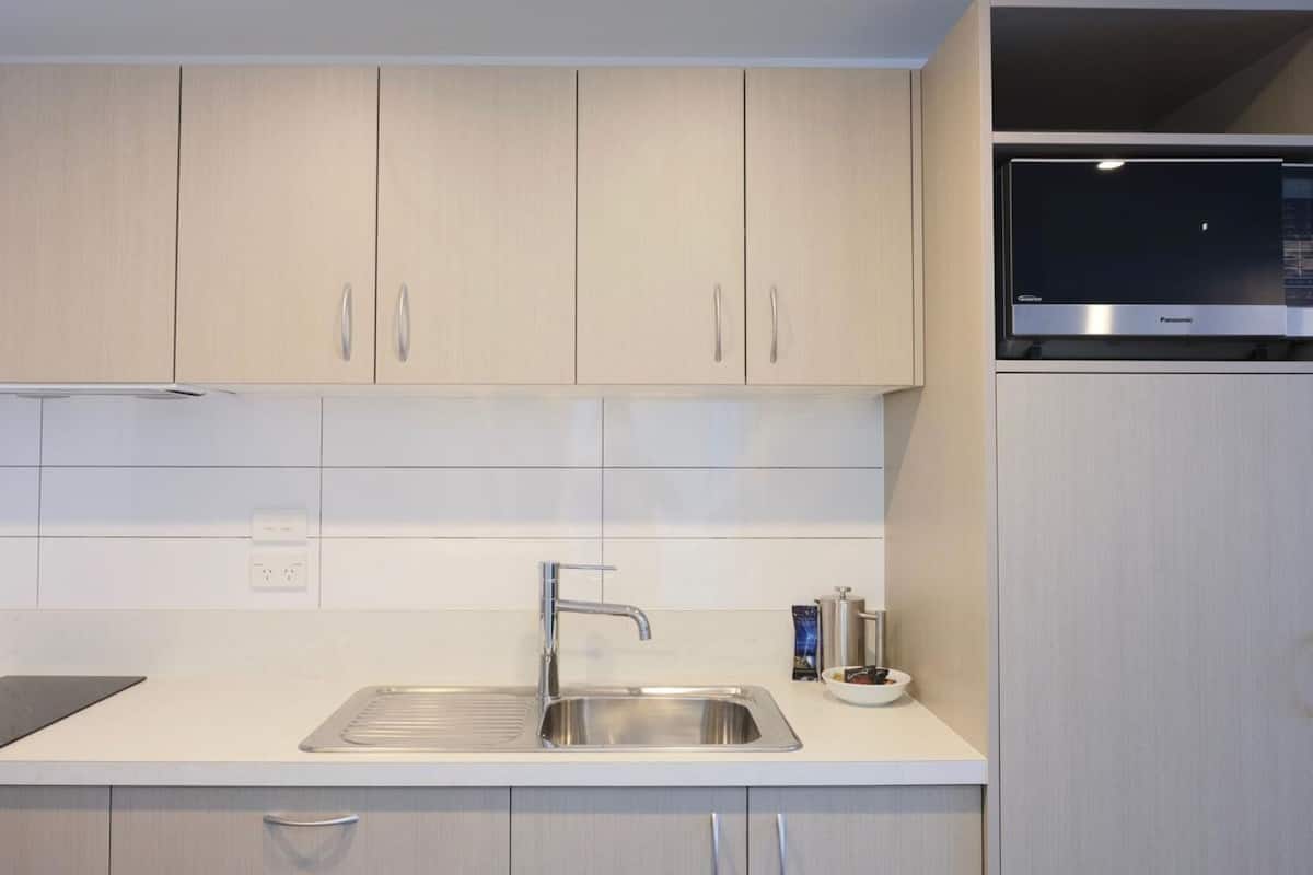 fridge, microwave, stovetop, dishwasher