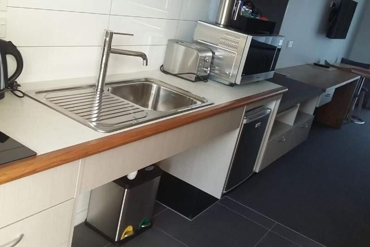 fridge, microwave, stovetop, dishwasher