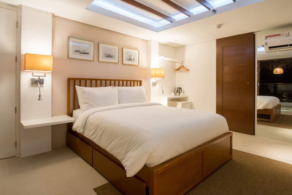 Egyptian cotton sheets, premium bedding, minibar, in-room safe