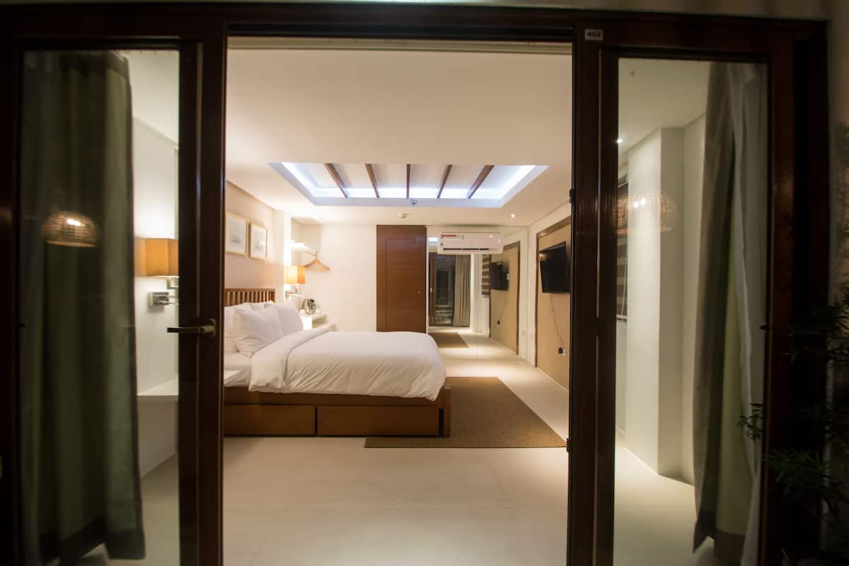 grand suite | egyptian cotton sheets, premium bedding, minibar, in-room safe