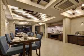 Breakfast, lunch, dinner served; international cuisine  - Hotel Carrefour (Ahmedabad)