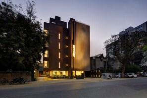 Fachada de la propiedad por la tarde o noche