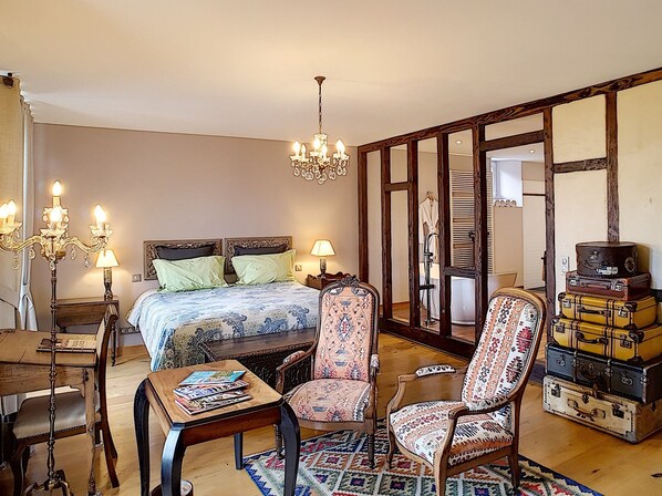 Suite (Grande Suite Deluxe) | Premium bedding, in-room safe, individually decorated, soundproofing