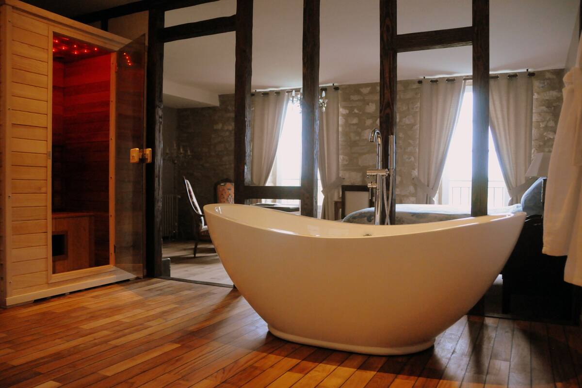 Suite (Grande Suite Deluxe) | Deep soaking bathtub