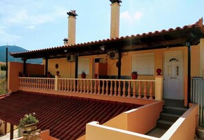 Front of property - 4 Seasons Beach Suites near Airport (Markopoulo Mesogaias)