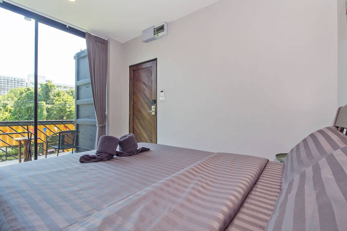 Standard Double Room with Shared Bathroom  | Värdeförvaringsskåp på rummet, ljudisolering och gratis wi-fi