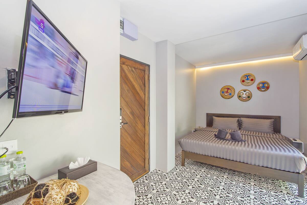 In-room safe, soundproofing, free WiFi