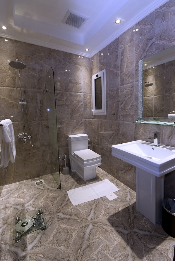 Regadera, amenidades de baño gratuitas, pantuflas, toallas 