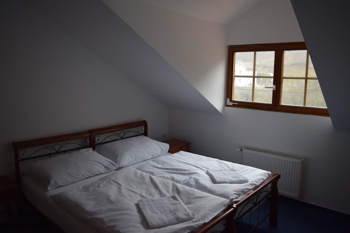 Premier Twin kamer, 2 eenpersoonsbedden, en-suite badkamer | Verduisterende gordijnen, gratis wifi, beddengoed