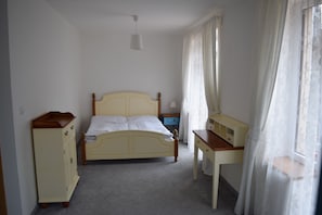 Deluxe-Suite, 1 Schlafzimmer, Balkon, Flussblick | Verdunkelungsvorhänge, kostenloses WLAN, Bettwäsche