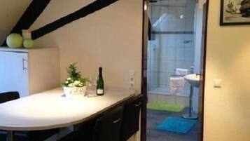 Quarto triplo conforto | Área de estar | TV de tela plana