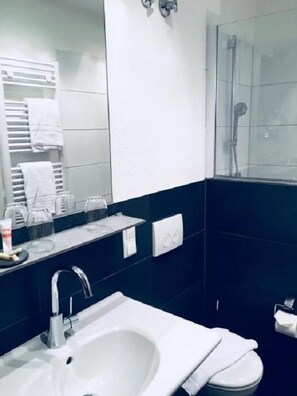 Habitación Confort doble | Baño | Ducha, secador de pelo y toallas
