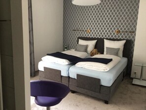 Quarto casal conforto, sacada | Escrivaninha, Wi-Fi de cortesia, roupa de cama