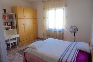 Comfort dubbelrum | 1 sovrum, sängtillbehör av högsta kvalitet, minibar och skrivbord