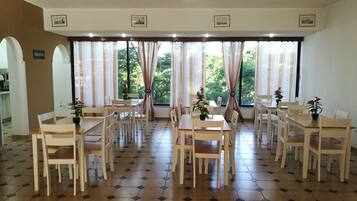 Daily continental breakfast (EUR 5 per person)